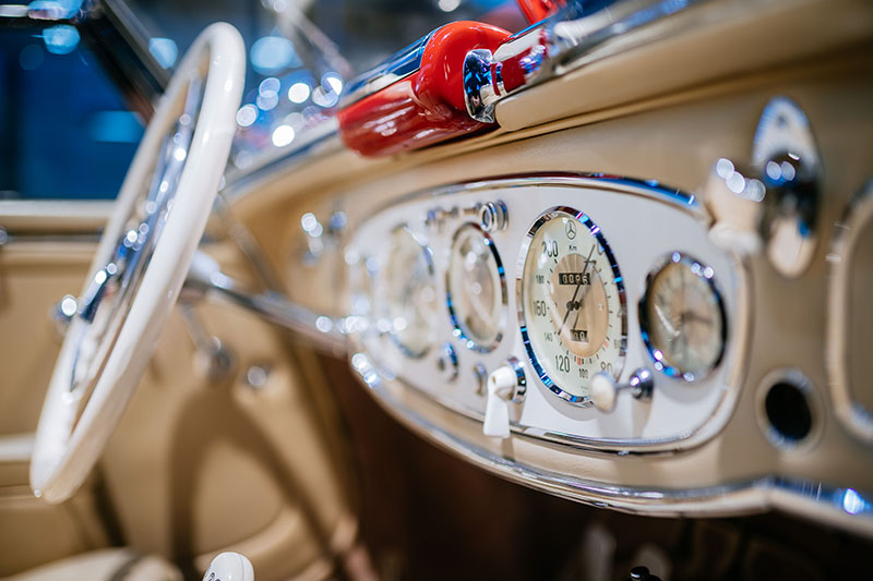 Detailaufnahme des Armaturenbretts des Mercedes-Benz 500K Spezialroadsters.