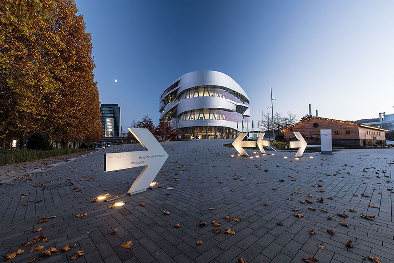 Das Mercedes-Benz Museum Stuttgart am Abend.
