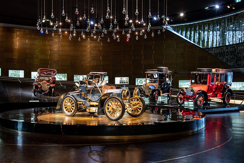 Picture about the guided tours at the Mercedes-Benz Museum.